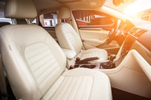 ריפודים לרכב – מושבי עור יוקרתיים בהתאמה אישית עם דאבוש פתרונות בטקסטיל