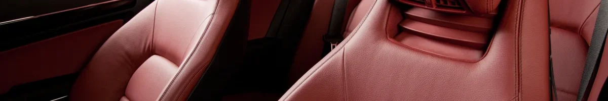 ריפודים לרכב בהזמנה אישית – מושבי עור כהים בהתאמה אישית עם דאבוש פתרונות בטקסטיל